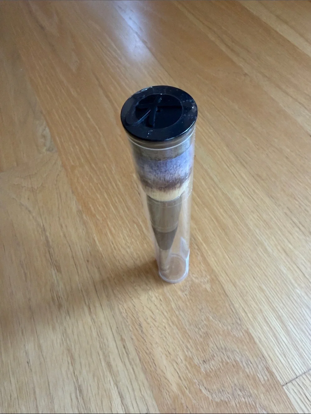 it cosmetics Duel-Ended Makeup Brush with Black Handle and White-Tipped Bristles
